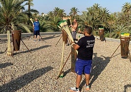 Operarios de la Pirotecnia Ferrández, durante los preparativos de la Nit de l'Albà este año.