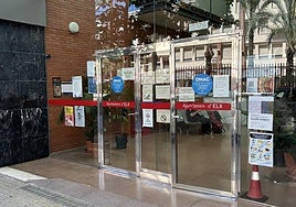 EAcceso a una de las oficinas municipales OMAC de Elche.