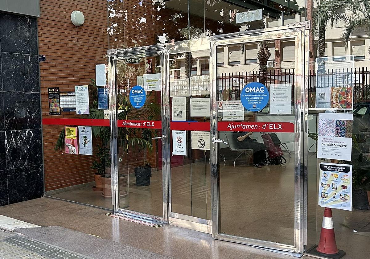 EAcceso a una de las oficinas municipales OMAC de Elche.