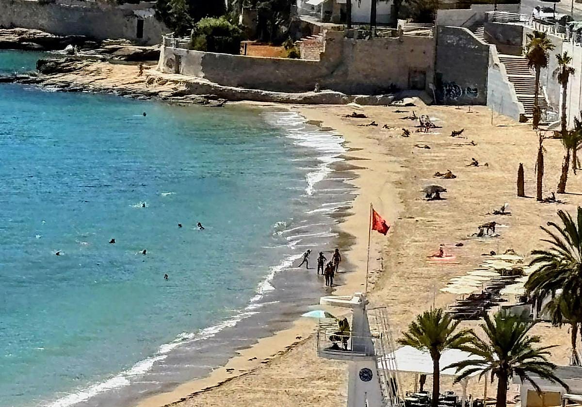 Bandera roja ondeando en la playa alicantina de la Albufereta este jueves.