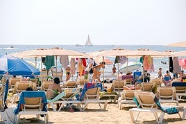 Playa del Postiguet a rebosar.