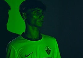 Rodrigo Mendoza, en el acto de su renovación con el Elche.