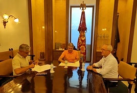 El alcalde de Orihuela, Pepe Vegara, durante la firma del convenio con la UNED de Elche.