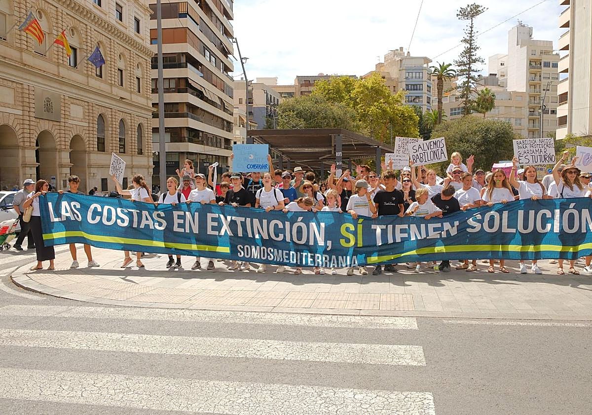Imagen principal - Vecinos de la playa de Babilonia exigen en Alicante que se paralicen los derribos