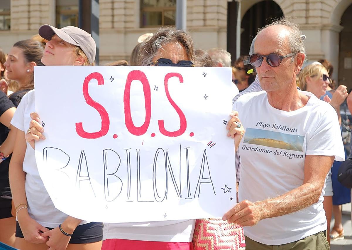 Imagen secundaria 1 - Vecinos de la playa de Babilonia exigen en Alicante que se paralicen los derribos