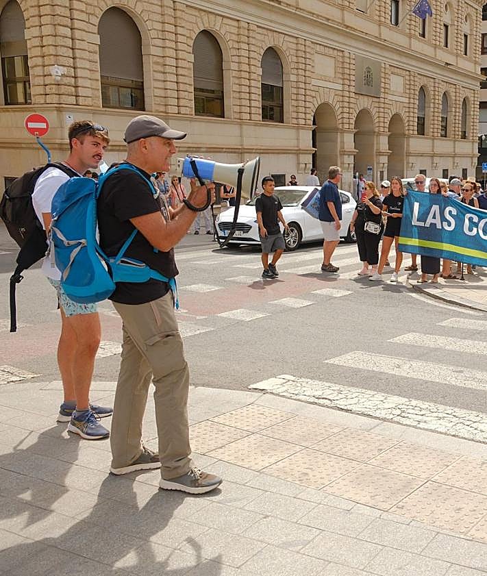 Imagen secundaria 2 - Vecinos de la playa de Babilonia exigen en Alicante que se paralicen los derribos