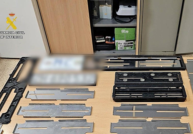 Matrículas requisadas por la Guardia Civil.