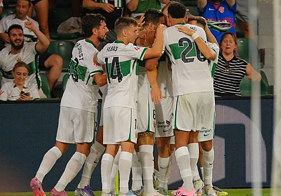 Un equipo que invita a soñar y una grada que vuelve a creer: el Martínez Valero respira ilusión.