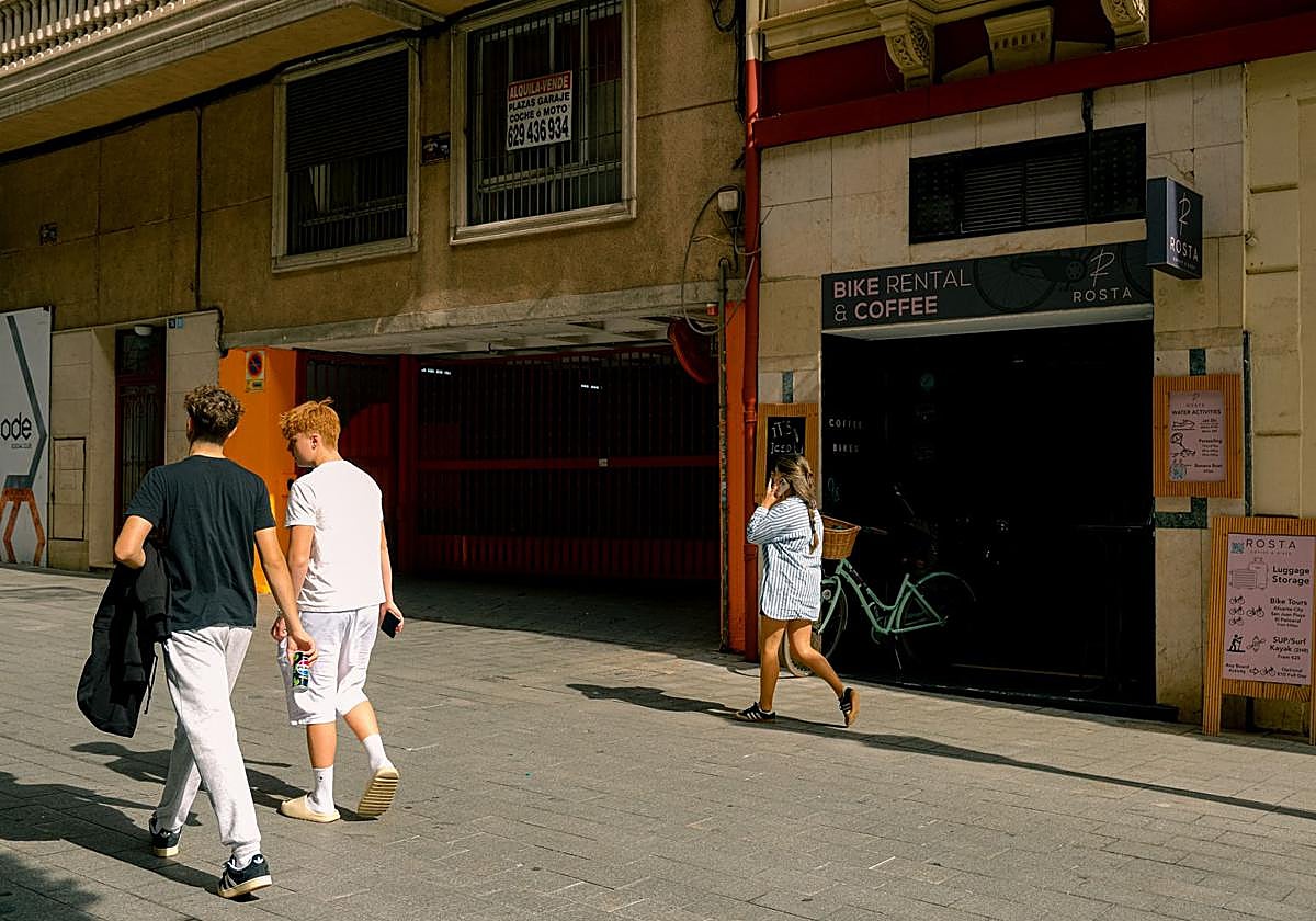 Turistas en el centro de Alicante.