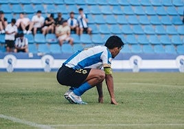 César Moreno, abatido en el césped del Rico Pérez.
