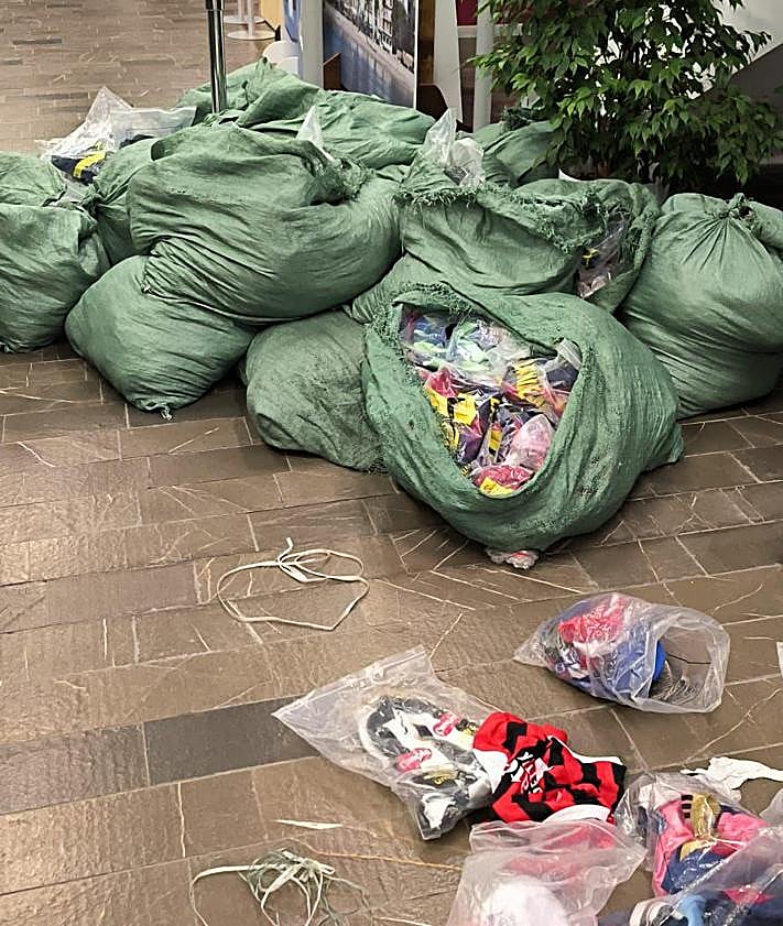 Imagen secundaria 2 - Agentes locales interceptaron un vehículo cargado con más de 1.000 falsificaciones.