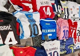 La Policía Local de Xàbia decomisó más de mil prendas falsificadas en el paseo del Arenal.