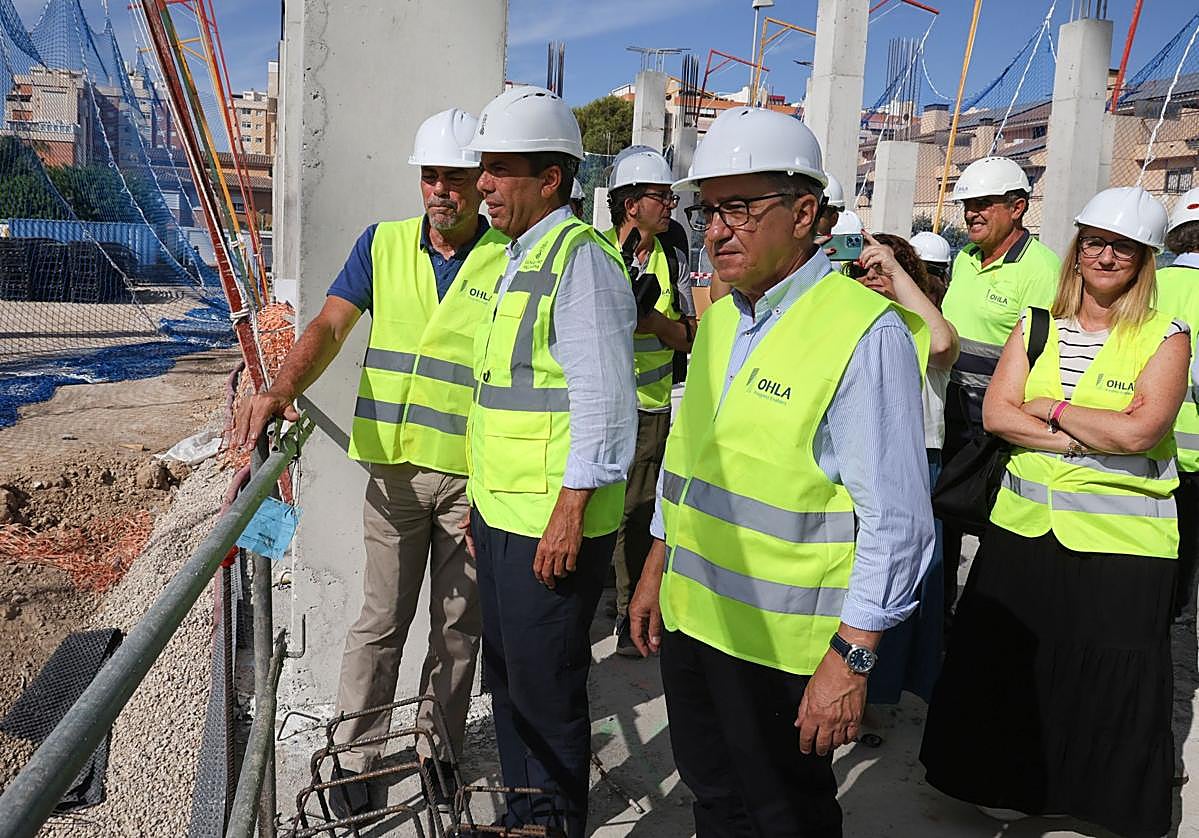 Mazón entre el alcalde de Alicante y el conseller de Educación en su visita a las obras este lunes.