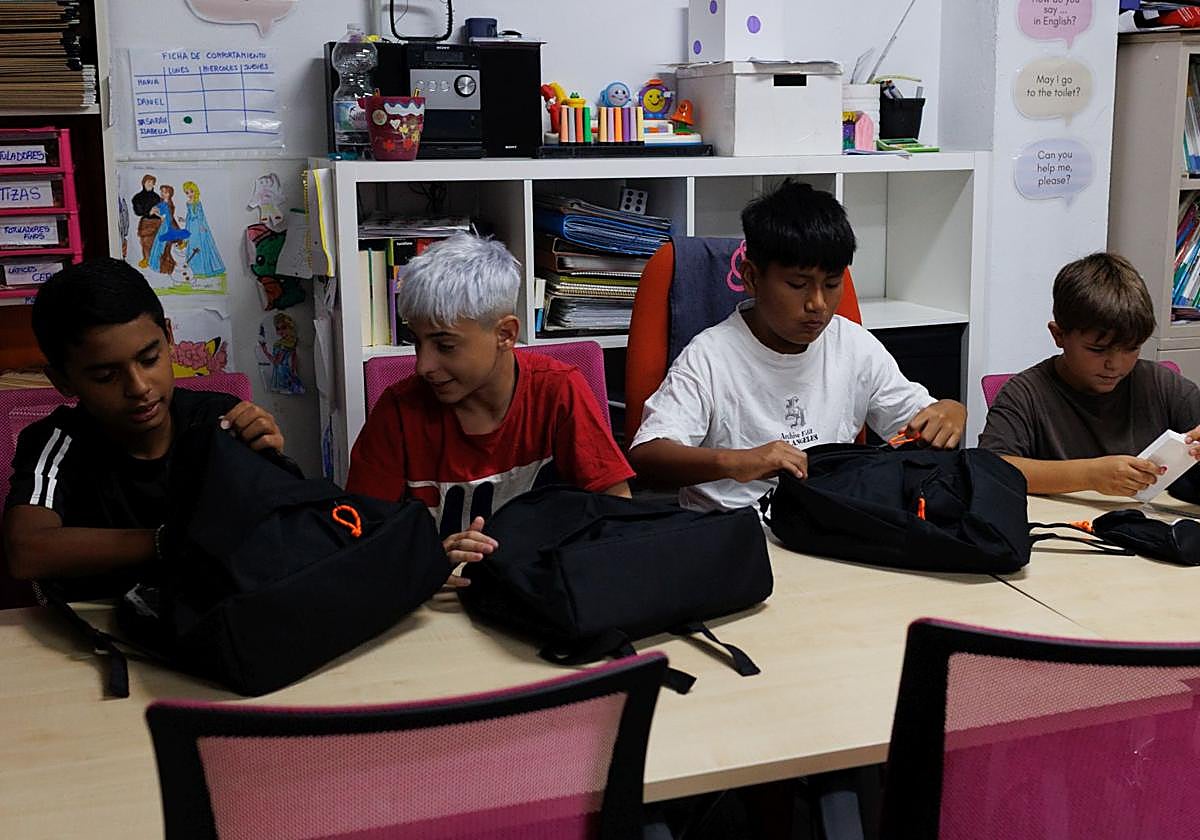 Entrega de kits escolares del programa CaixaProinfancia a familias en situación de vulnerabilidad en Alicante.