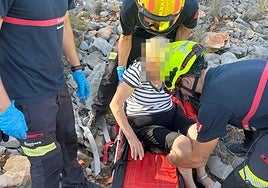 Efectivos del Consorcio Provincial de Bomberos atienden a la anciana.