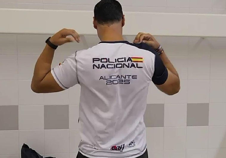 Camiseta de la prueba solidaria de la Policía Nacional.