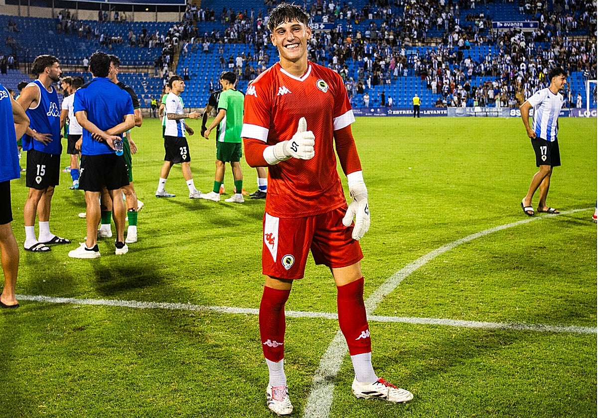Un sonriente Marcos Mompeán posa tras un amistoso en el Rico Pérez.