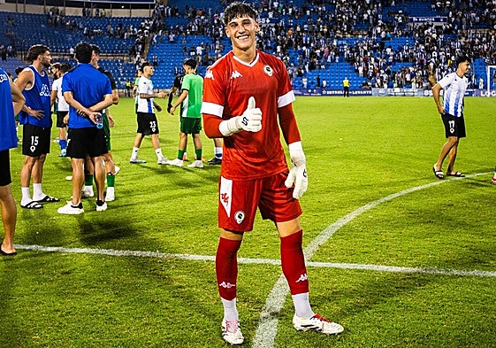 Un sonriente Marcos Mompeán posa tras un amistoso en el Rico Pérez.