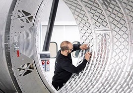 Un empleado de la planta de Elche trabaja en una pieza de la estructura del cohete 'Miura 5'.