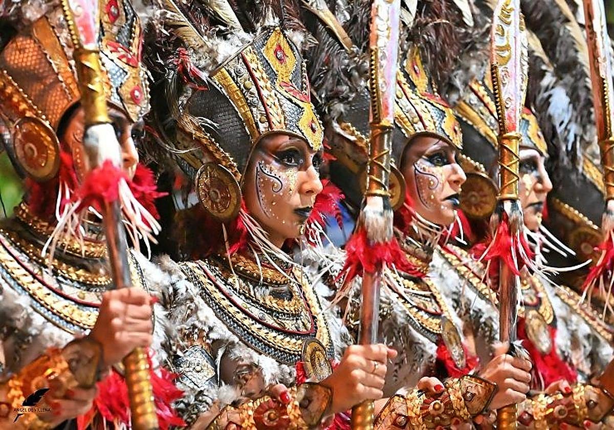 Fiestas de Moros y Cristianos: más de 12.000 personas en los grandes desfiles bajo la sombra del Castillo de Villena