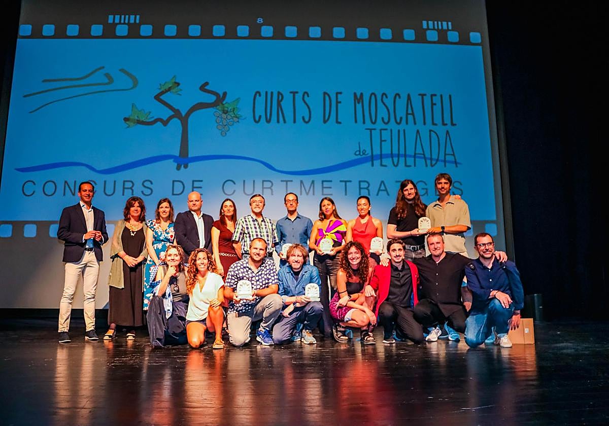 Los ganadores posan junto con sus premios.