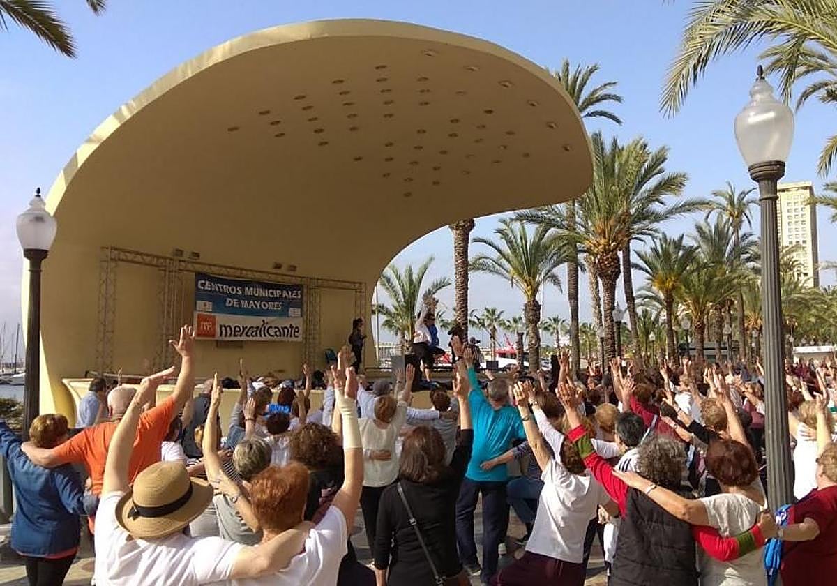 Jornada de actividad física para mayores en la Concha de la Explanada.