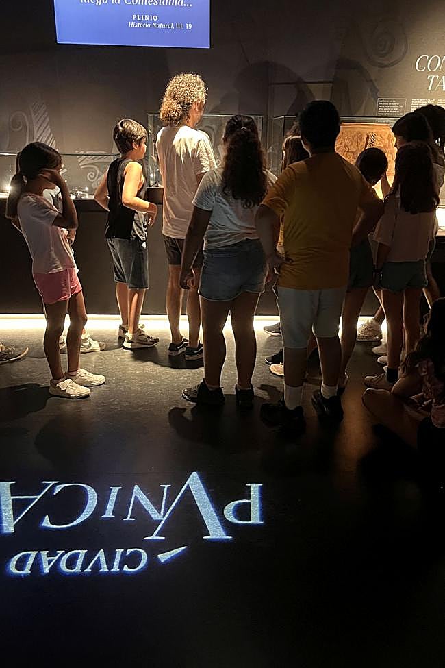 Los participantes de la Escuela de Verano del MARQ disfrutan de juegos y actividades culturales durante la campaña 'Veranea 2025'.