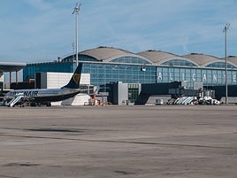 Avión de Ryanair en el aeropuerto de Alicante-Elche.