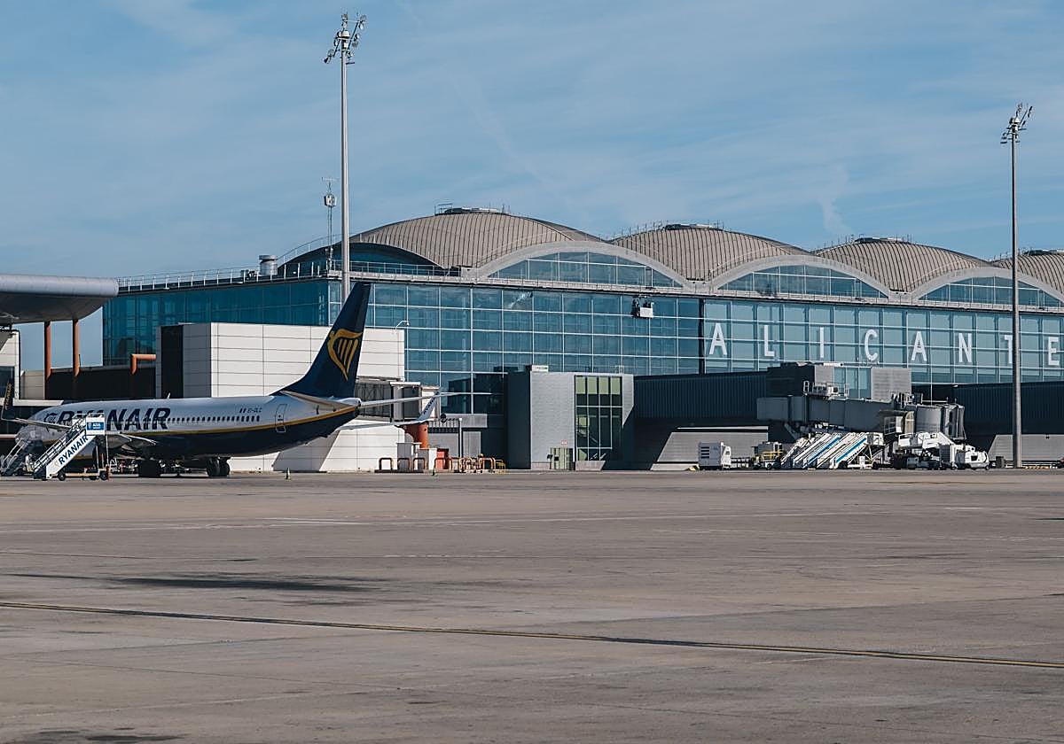 Avión de Ryanair en el aeropuerto de Alicante-Elche.