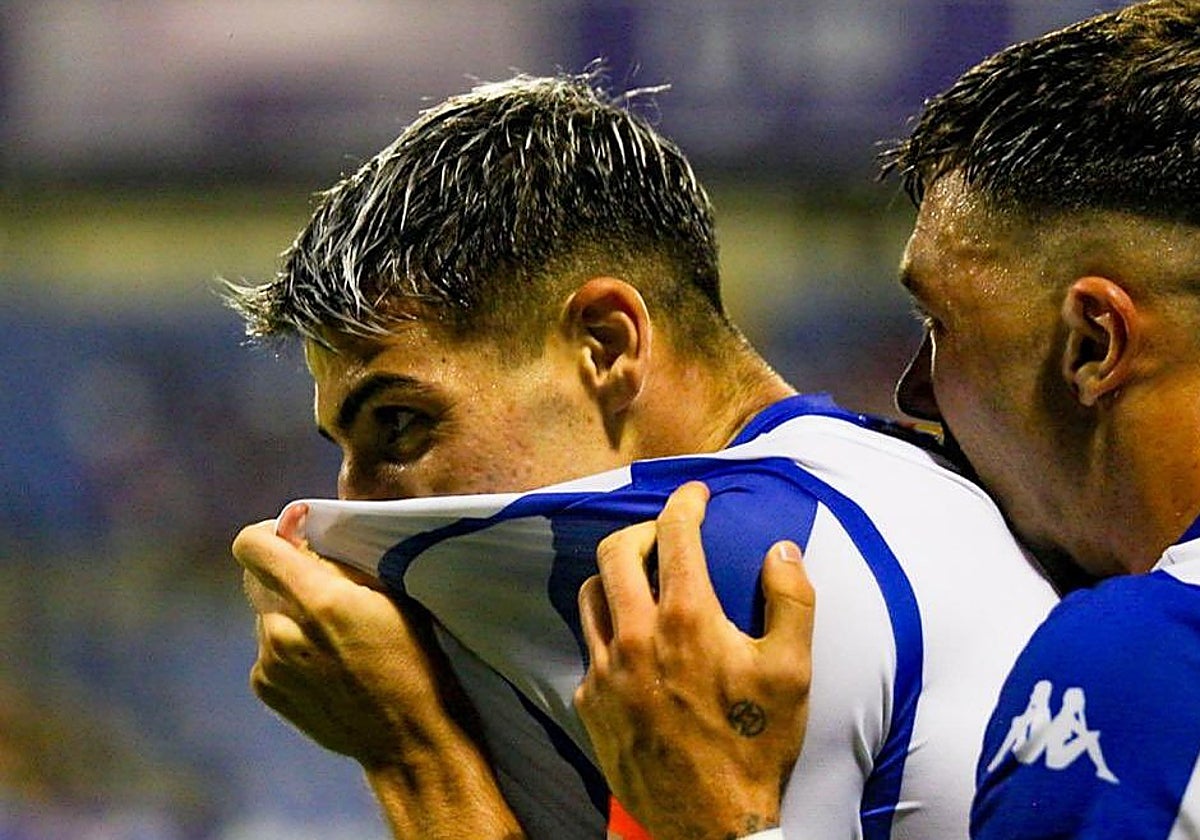 Nico Espinosa se besa el escudo tras marcar un gol en el Rico Pérez.