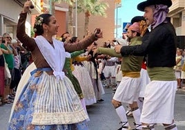 Se trata de cursos para aprender danzas populares de L'Alacantí, que en El Campello tienen pleno protagonismo el 9 d'Octubre, día de la Comunidad Valenciana.