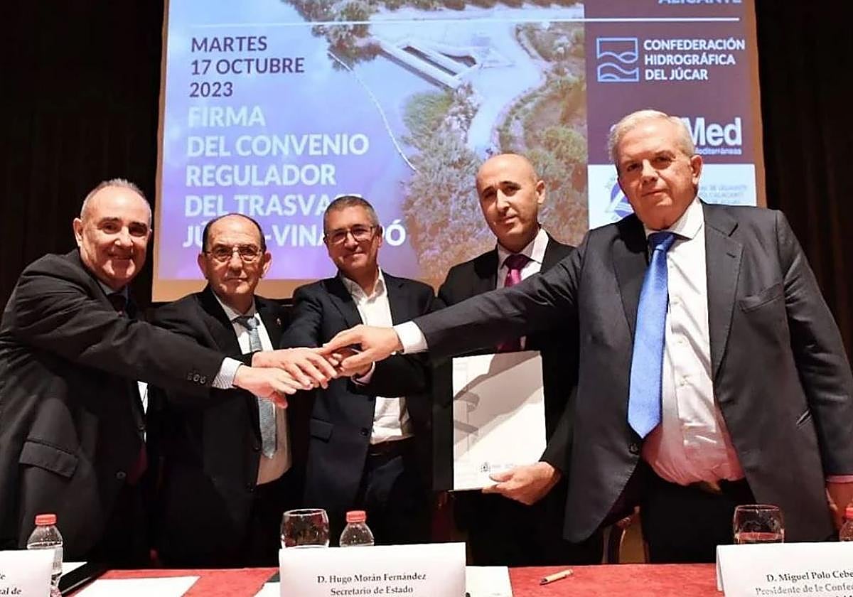Representantes del Ministerio de Transición Ecológica, Acuamed, Confederación del Júcar y Junta Central de Usuarios tras la firma del convenio regulador del trasvase.