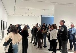 Visitantes a la exposición de Kara Walker.