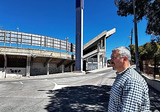 El concejal socialista Eduardo Rodríguez, en los alrededores al Rico Pérez.