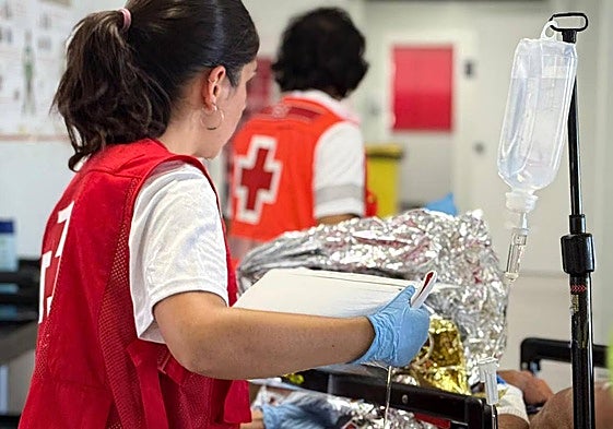 Integrante de Cruz Roja durante el operativo de asistencia.