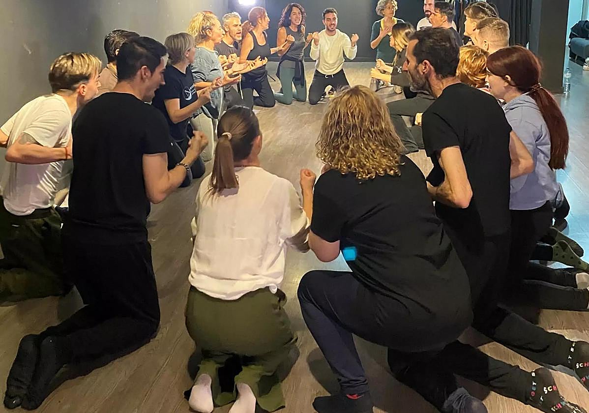 El equipo docente de Art Corpore acompañará a los participantes en un viaje creativo de descubrimiento escénico.