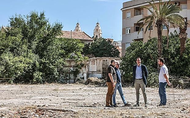 Visita institucional del gobierno local al solar que acogerá las plazas de aparcamiento.