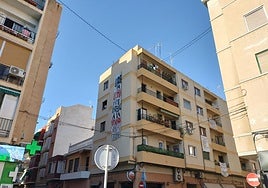 Lona colgadaa en el bloque afectado.