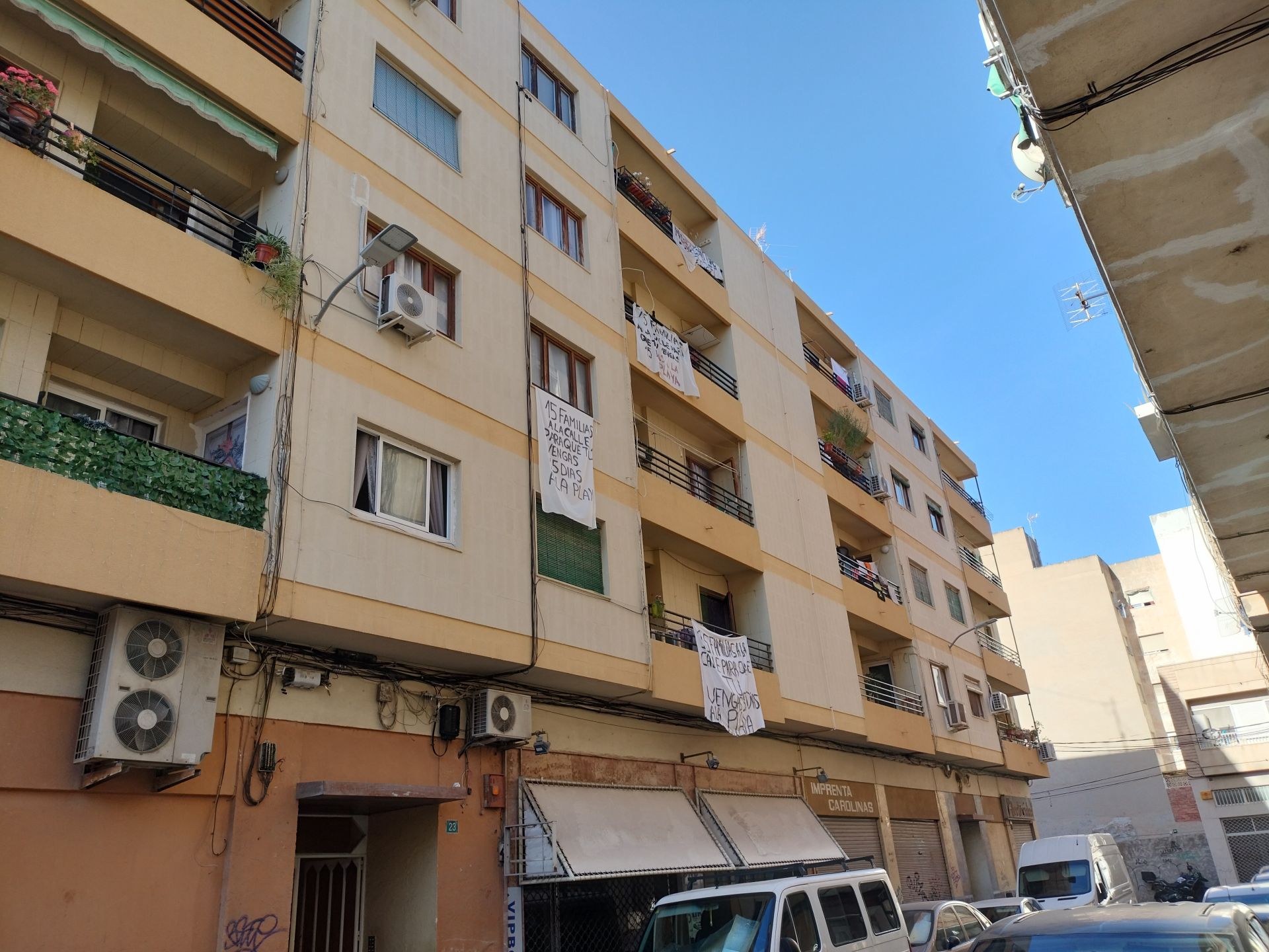 Lonas denunciando la situación en el bloque afectado.