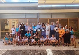 La Mayordomía de la Comisión de Fiestas del Raval Roig entregan los 'panquemaos' y libros al alcalde, Luis Barcala, y resto de concejales.