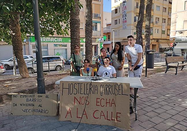Los vecinos reunidos en una rueda de prensa para denunciar la situación.