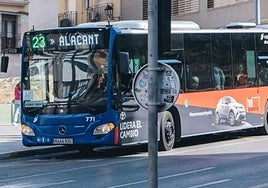 Autobús interurbano, por las calles de Alicante.
