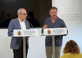 El alcalde Pablo Ruz y el edil Francisco Soler presentan las medidas para reducir la deuda municipal en Elche.