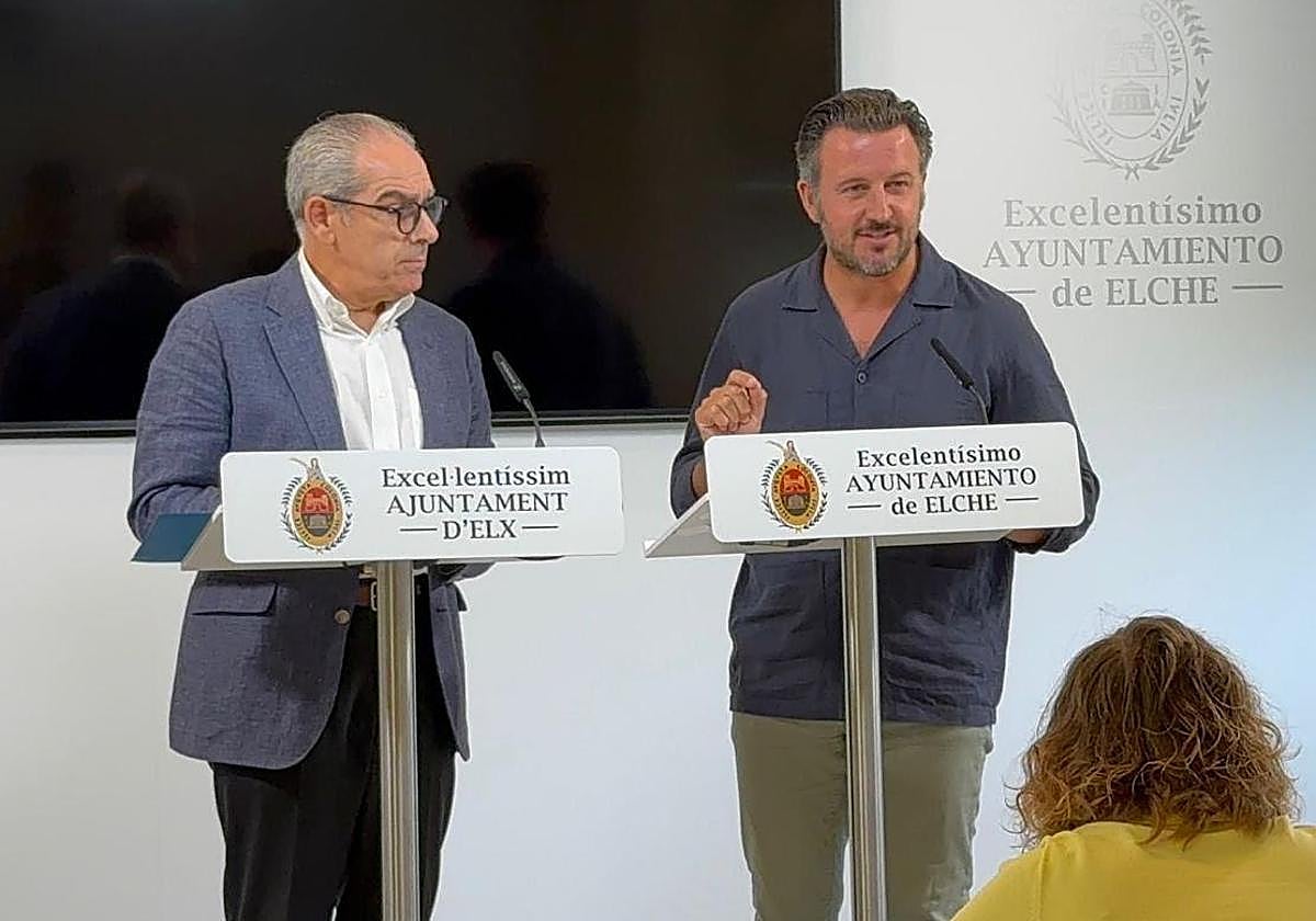 El alcalde Pablo Ruz y el edil Francisco Soler presentan las medidas para reducir la deuda municipal en Elche.