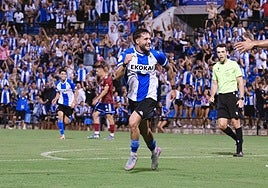 Samu Vázquez celebra su gol ante el Tarazona.