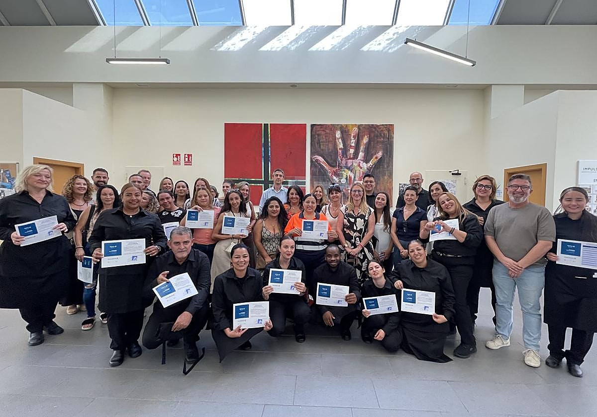 Participantes de Activa Nord muestran sus certificados profesionales tras finalizar la formación en Alicante.