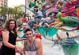 La presidenta de Calvo Sotelo, Chary Palomar, con el artista Mario Gual, a los pies de la hoguera.