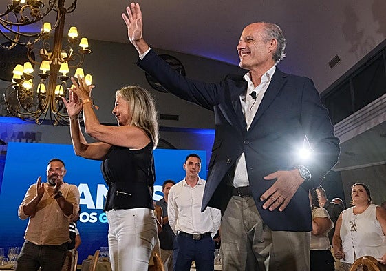 Francisco Camps y Sonia Castedo saludan a la concurrencia, este viernes en Alicante.