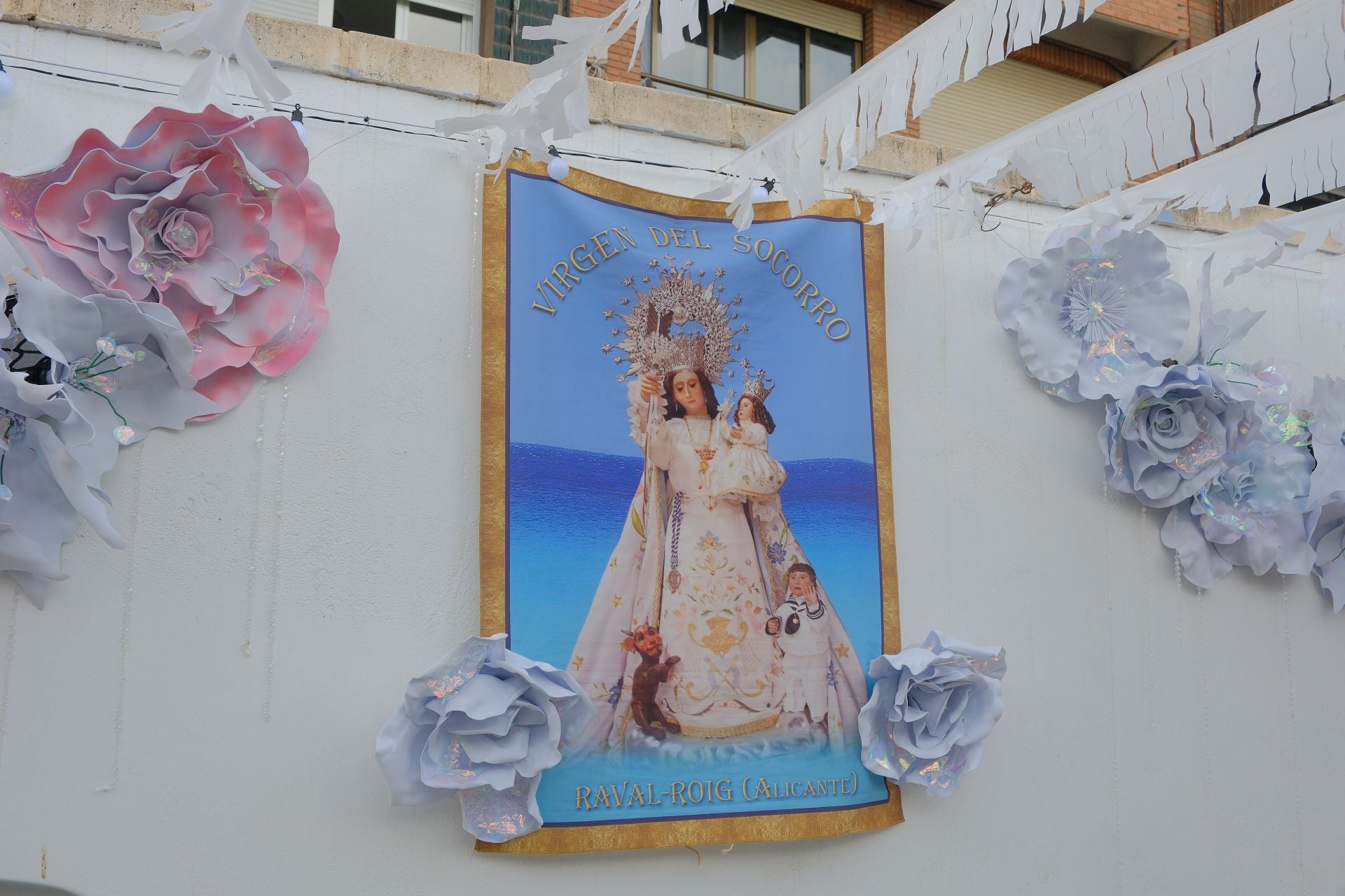 El pregón y el engalanado de calles marcan el inicio de las fiestas del Raval Roig