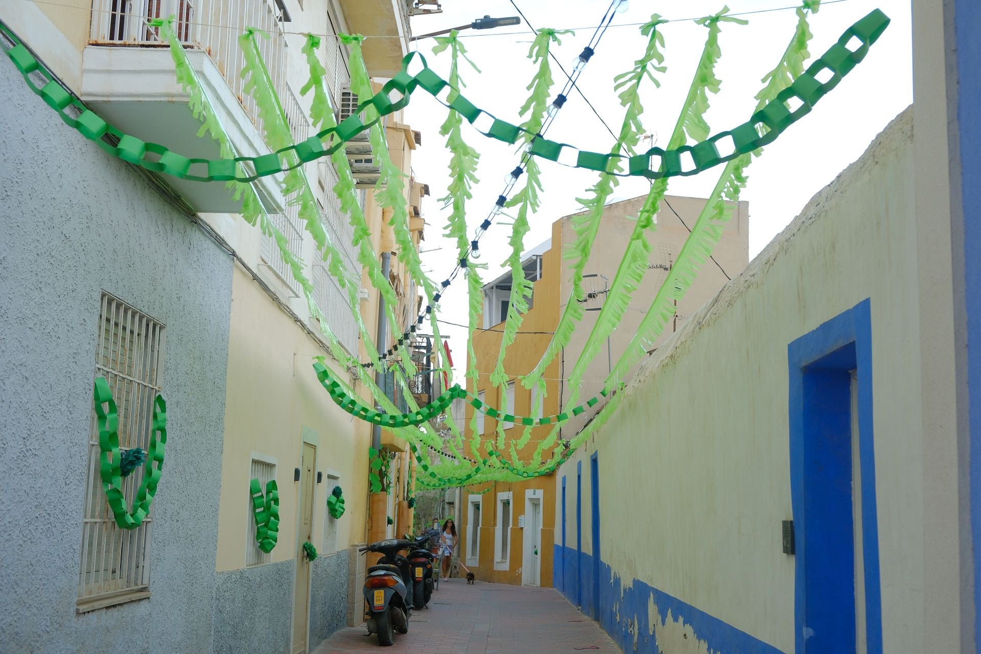 El pregón y el engalanado de calles marcan el inicio de las fiestas del Raval Roig